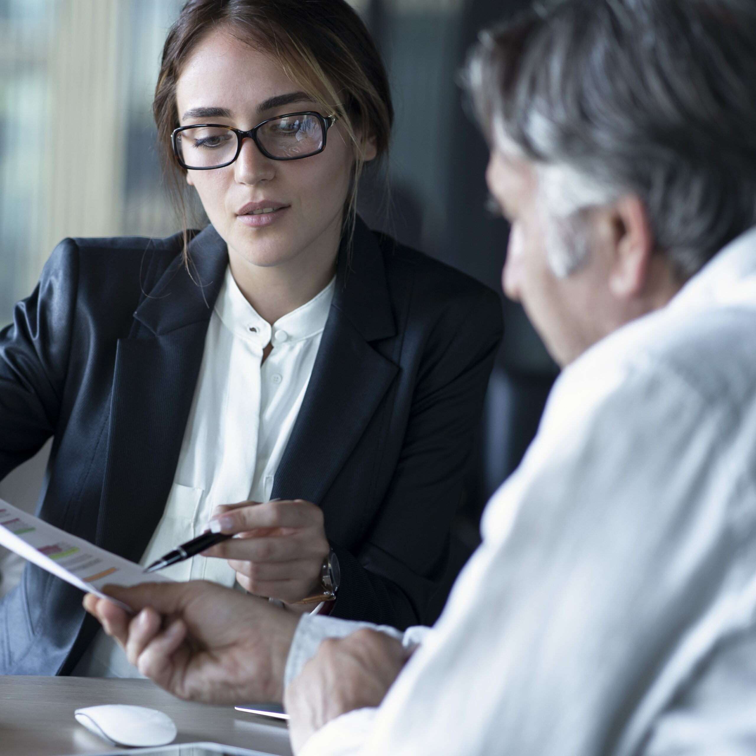 Concepto de asesor de discusión de personas de negocios